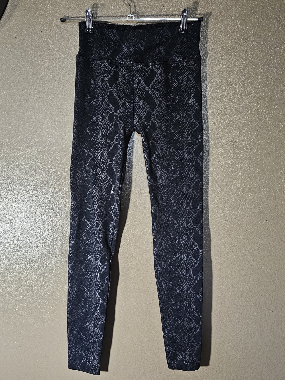 Zenana Outfitters Black Snake Print High-Rise Leggings Size L/XL